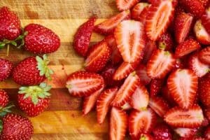 Erdbeerernte und -lagerung - Erdbeeren, geschnitten und ganz