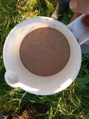 Dünger im Messbecher