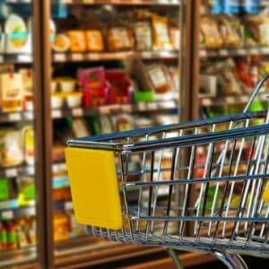 Glücklicher Kunde mit Einkaufskorb im Garten