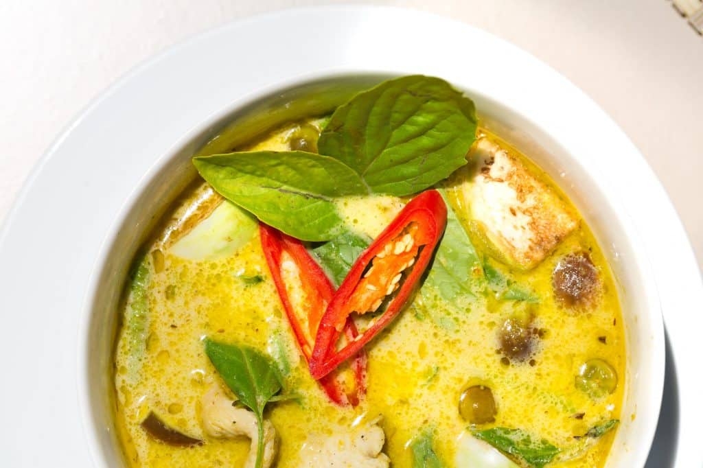 Thailändisches Hühnercurry mit Basilikum