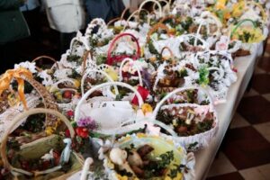 Der Karsamstag ist typisch für die Vorbereitung von Osterkörben mit Speisen zur Segnung