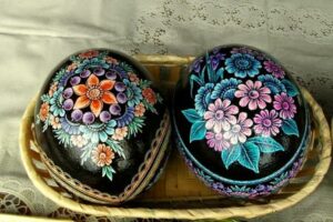Schwarze Ostereier traditionell mit bunten Blumenmotiven verziert