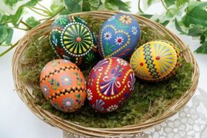 bunte Ostereier mit buntem Wachs verziert