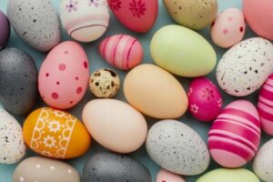 bunte Ostereier in verschiedenen Größen