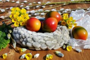 Osterfeiertage und ihre Symbole: Weidenkätzchen, Eier und frühlingshafte Primelblüten