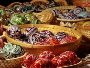 traditionell verzierte Ostereier in Körben