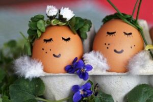 Ostereier dekoriert als Braut und Bräutigam