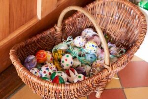 Ostertraditionen verbinden sich mit bemalten Ostereiern, die Käufer erhalten