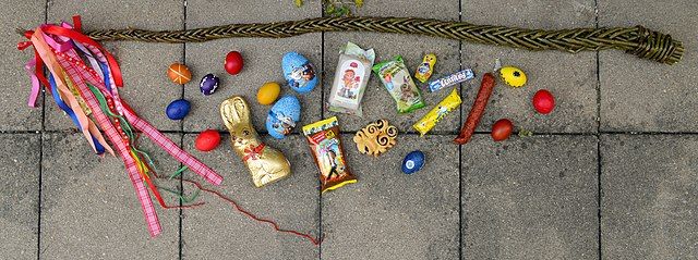 Osterrute aus 12 Ruten mit Oster-Süßigkeiten