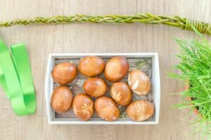 traditionell verzierte Ostereier