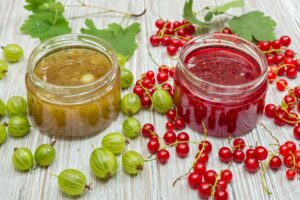 Stachelbeer- und Johannisbeermarmelade