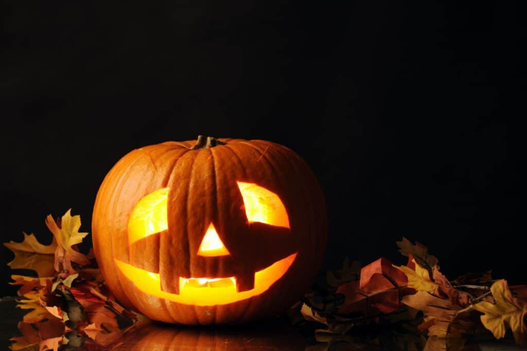 Halloween-Kürbis geschnitzt