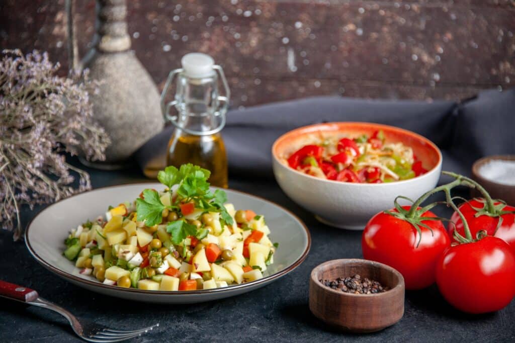 Frischer Majoran in einem leichten Gemüsesalat