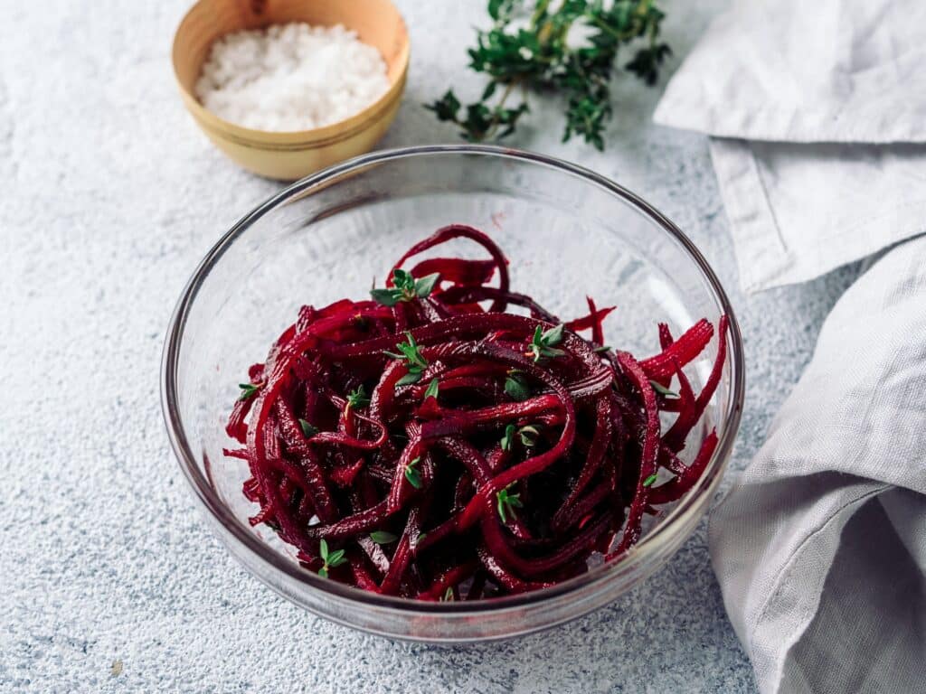 Rohe Rote-Bete-Nudeln oder Rote-Bete-Spaghetti
