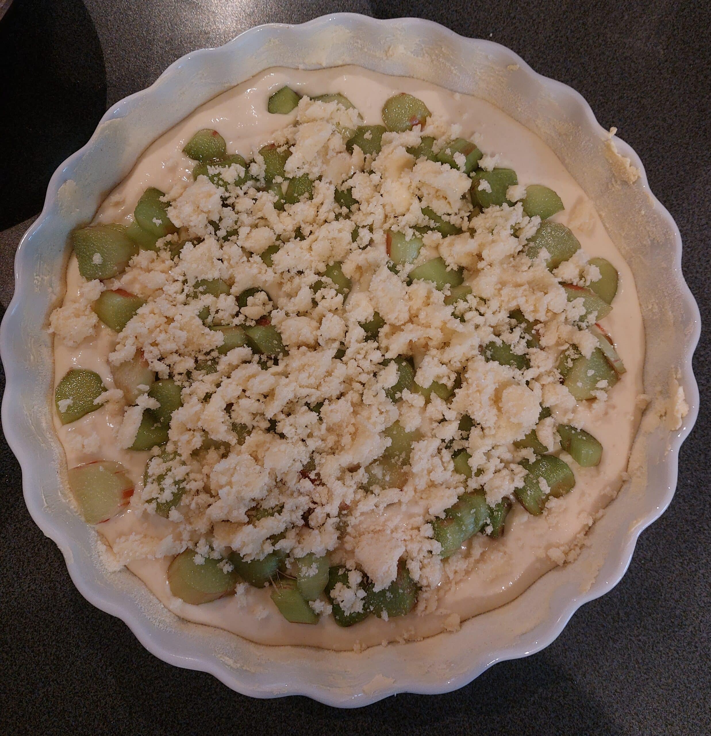 Rhabarberkuchen mit Streusel - vor dem Backen