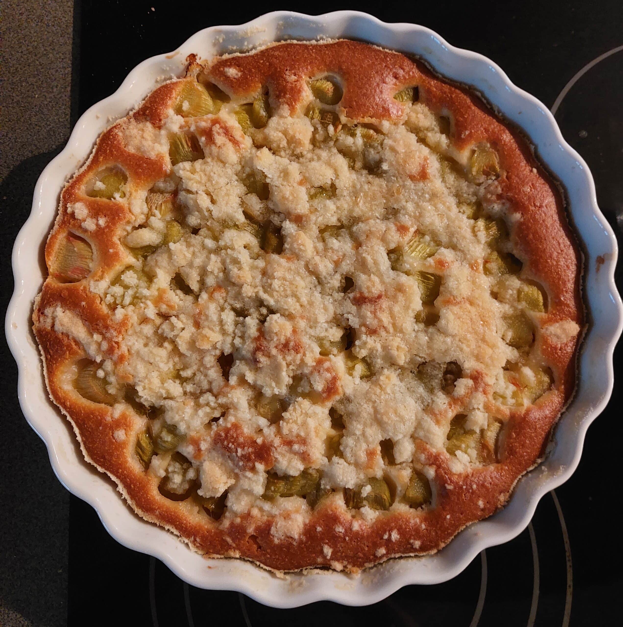 Rhabarberkuchen mit Streusel - gebacken