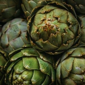 Geerntete Artischockenknospen (Cynara scolymus) übereinandergestapelt