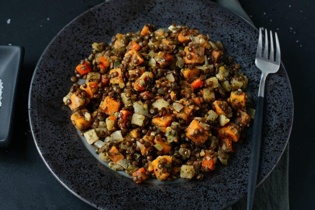 Salat aus schwarzen Linsen