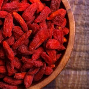 Getrocknete Goji-Beeren des Chinesischen Bocksdorns in einer Holzschale