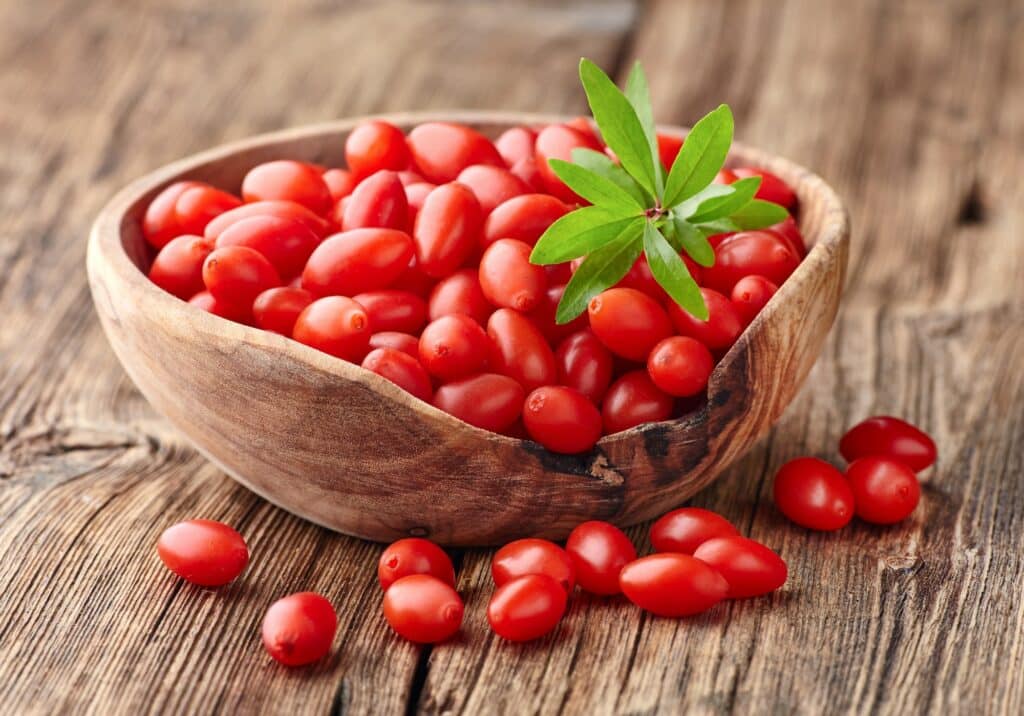 Goji-Beeren auf Holzbrett