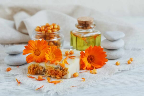 Handgemachte Seife und Öl aus Blüten der Ringelblume