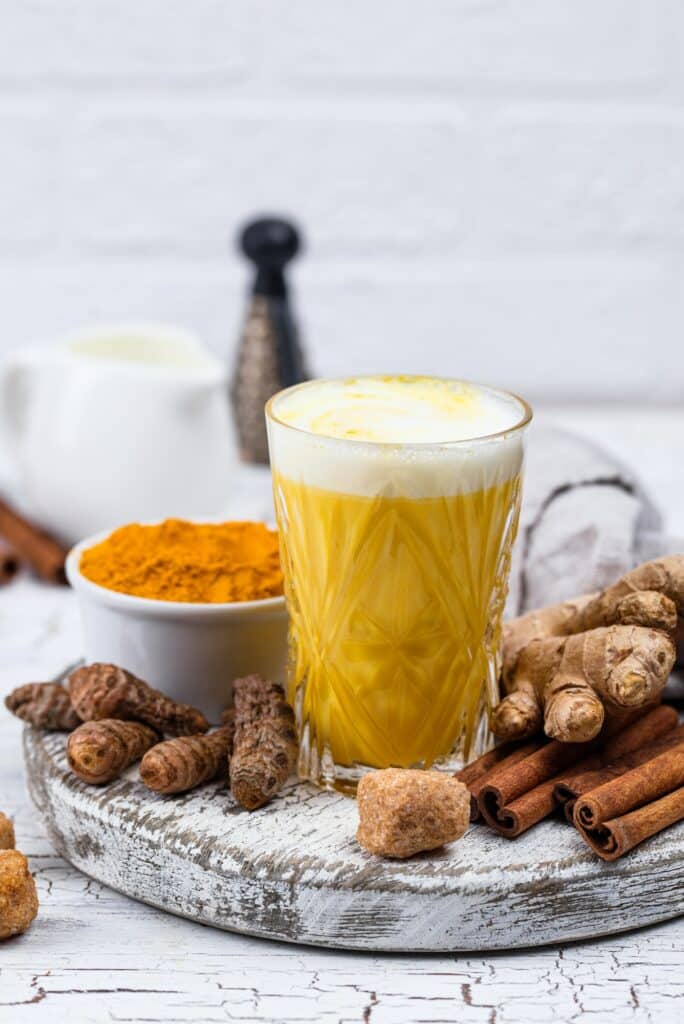 Kurkuma und goldene Milch aus Kurkuma