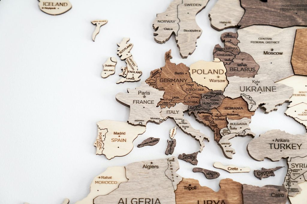 Europakarte aus Holz – Verbreitungsgebiet des Haselnussbohrers