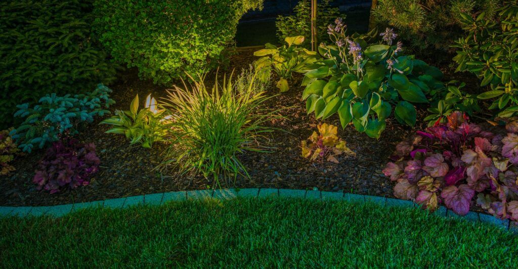 Steingarten in der Ebene – beleuchtet bei Nacht