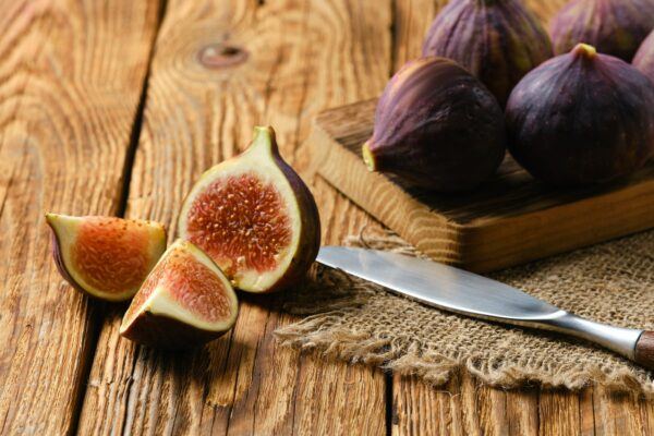 Frische Feigen ganz und halbiert mit rosafarbenem Fruchtfleisch