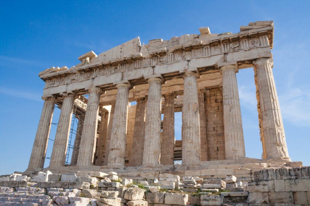 Antiker griechischer Tempel – erinnert an Götterblume