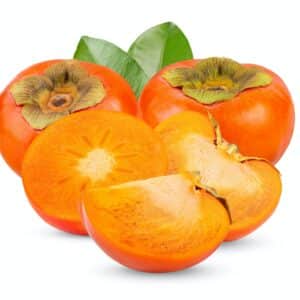 Zwei ganze Kaki mit vertrockneten Kelchblättern, eine halbierte Frucht und ein Stück orangefarbenes Fruchtfleisch auf weißem Hintergrund