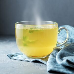 Gemüsebrühe in der Tasse