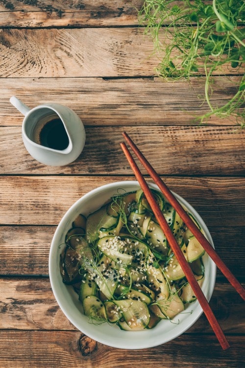 Gurkensalat mit Sesamsamen in einer Schüssel
