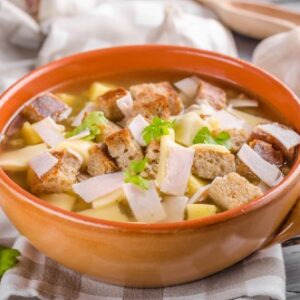 Knoblauchsuppe mit Schinken und Käse