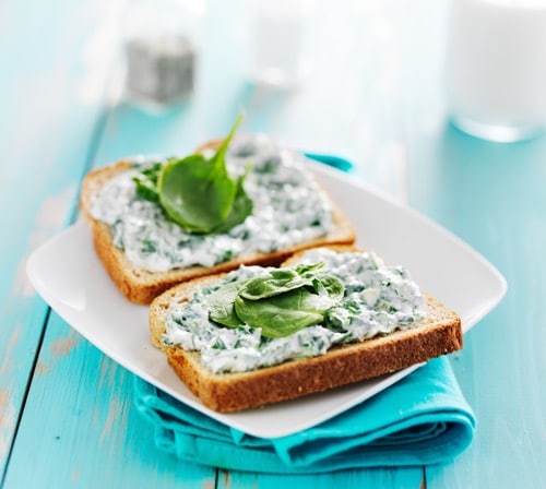 Röstbrot mit Spinat-Käse-Aufstrich und Blattdekoration
