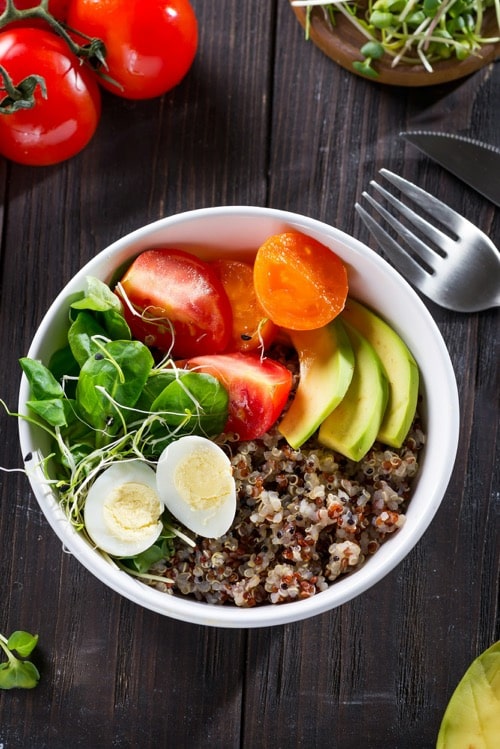 frischer Salat mit Tomaten, Gemüse und Microgreens