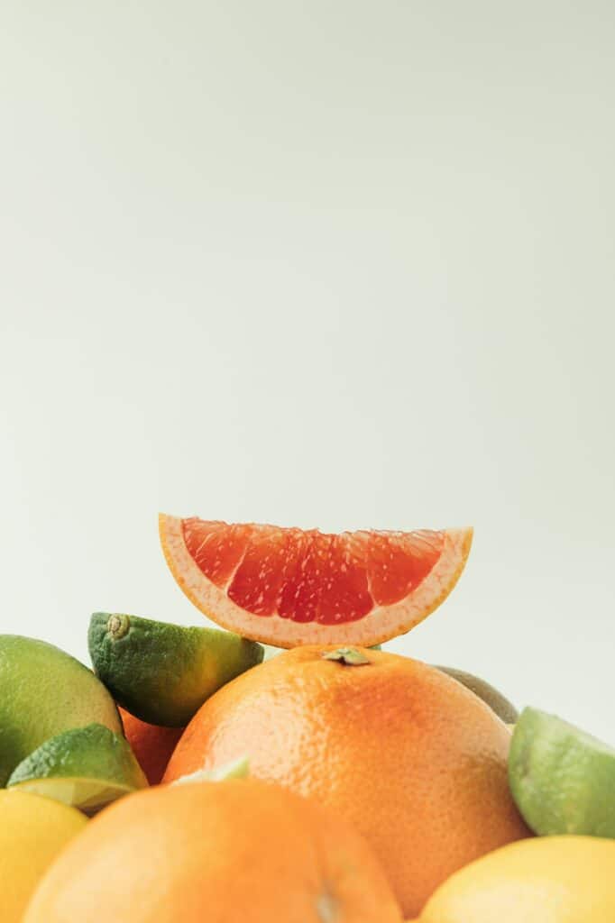 Grapefruit – in Viertel geschnitten mit anderen Zitrusfrüchten.