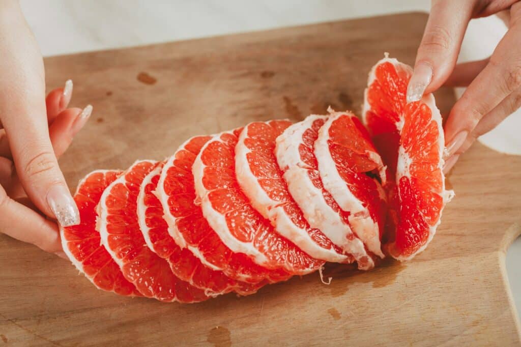 Grapefruit – auf einem Holzbrett liegend, verzehrfertig.