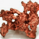 Düngee organisches Naturdünger-Granulat mit poröser Struktur und weißen Mineralien auf hellem Hintergrund