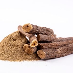 Süßholz und Süßholzpulver auf weißem Hintergrund