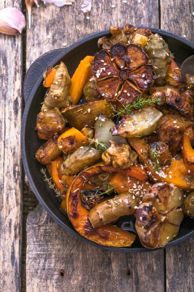 Gebratene Topinambur mit Kürbis und Gewürzen