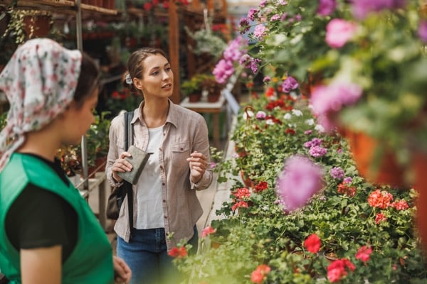 Frau kauft in einem Gartencenter ein