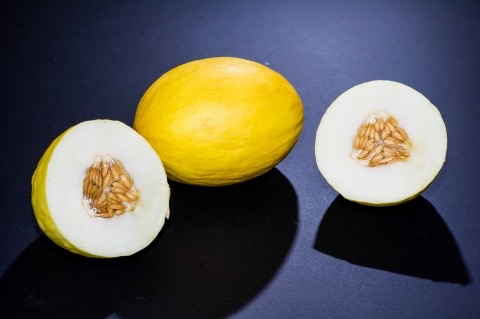 Zuckermelone mit glatter gelber Schale und weißem Fruchtfleisch (Cucumis melo var. inodorus)