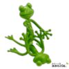 Grüne Froschfigur, die auf weißem Hintergrund sitzt