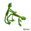Zwei grüne Froschfiguren in verspielter Pose