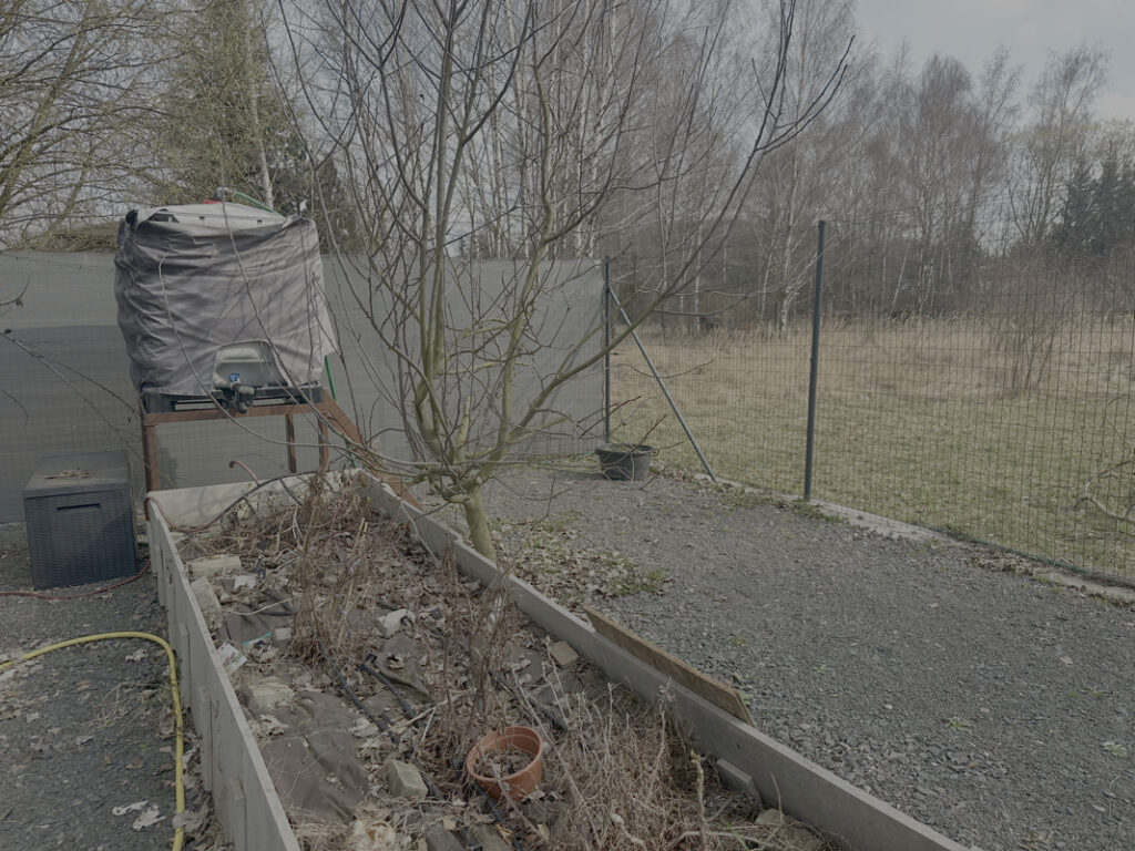 Holzzaun im Garten mit Grün im Hintergrund