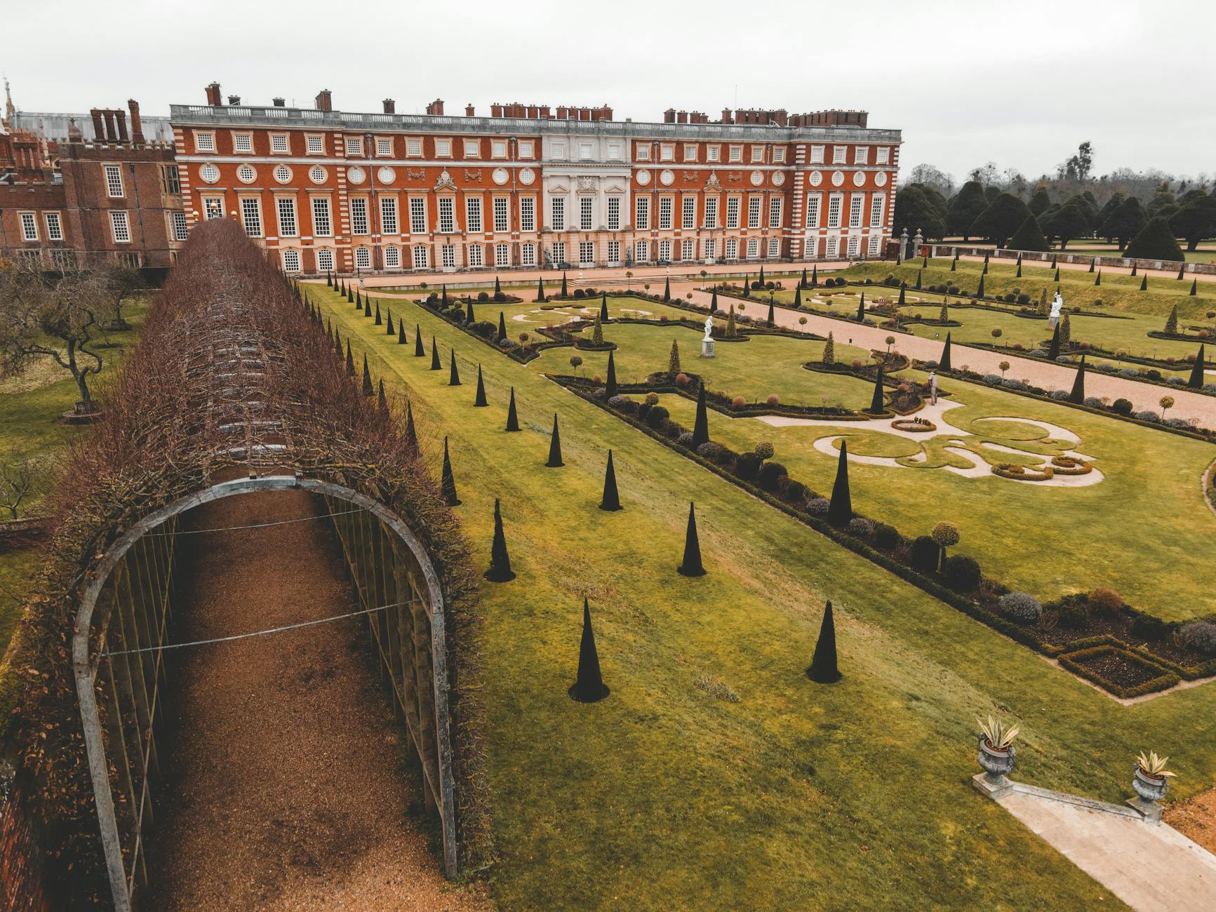 Anglické formální zahrady s jezírky v renesančním stylu Hampton Court a Chatsworth.