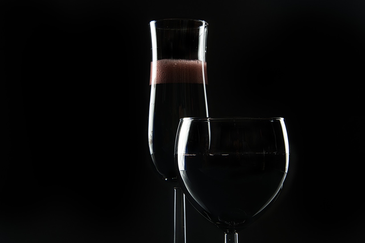 Zweites Abziehen von Wein und Vorbereitung zur Abfüllung in Flaschen