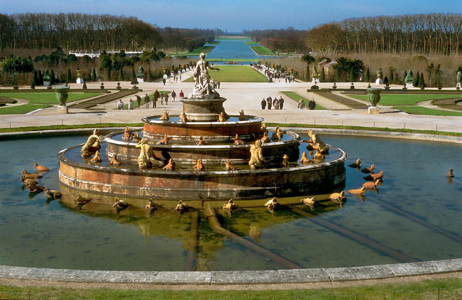 Francouzská zahradní tradice a velkolepe vodní dílo Versailles.