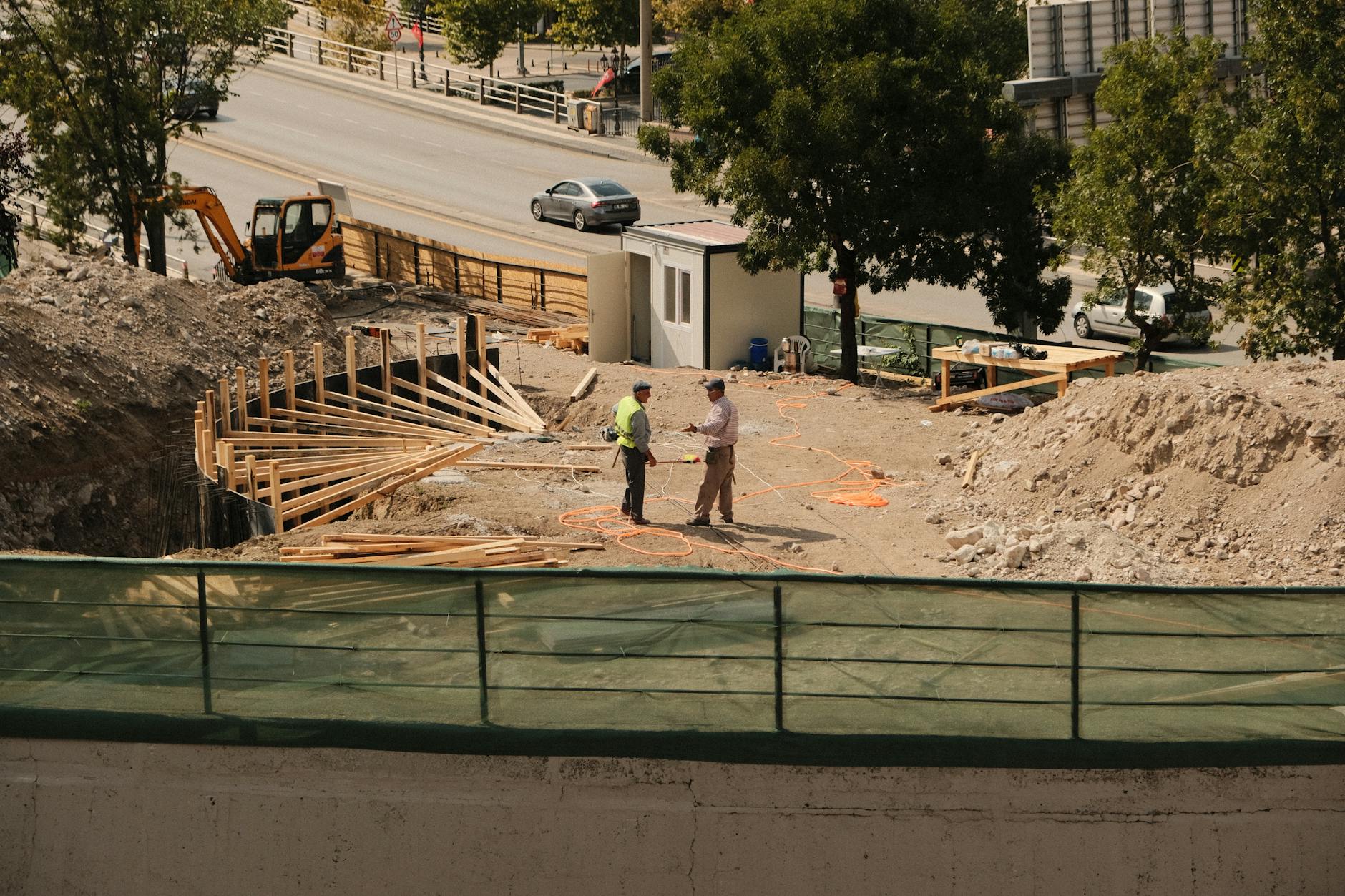 Ochrana kmenů a korun stromů před poškozením stavební technikou na stavbě.
